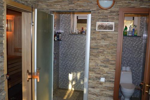 Koupelna v ubytování Cottage with fireplace and sauna