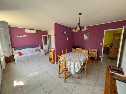 un salon avec une table et un lit dans l'établissement Maison 6P à Saint Nazaire en Roussillon, entre Canet plage et Saint Cyprien, à Saint-Nazaire