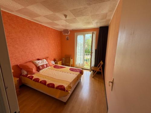 une chambre avec un lit et une fenêtre dans l'établissement Maison 6P à Saint Nazaire en Roussillon, entre Canet plage et Saint Cyprien, à Saint-Nazaire