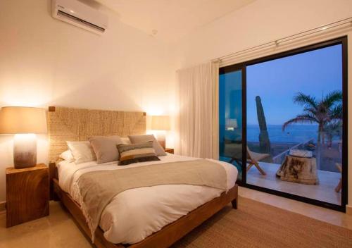 Ένα ή περισσότερα κρεβάτια σε δωμάτιο στο LaBastilla Hotel Baja California Sur