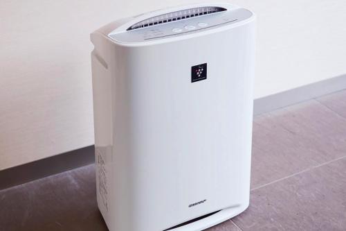 a white cooler sitting on the floor next to a wall at Vessel Hotel Miyakonojo in Miyakonozyō