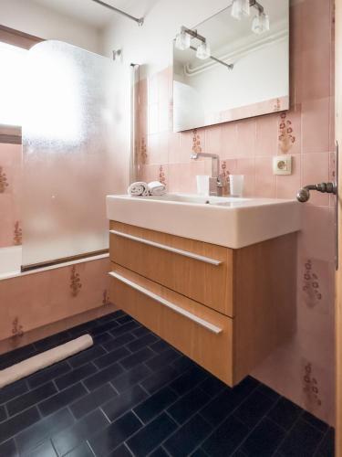 une salle de bain avec un lavabo et une douche dans l'établissement Chalet Orchidee Megeve sur les pistes, à Megève