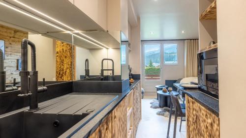 une cuisine avec un évier et un plan de travail dans l'établissement Nuxe Megeve, à Megève