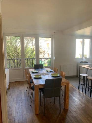 une salle à manger avec une table et des chaises en bois dans l'établissement Duplex Notre Dame proche du port, à Calais