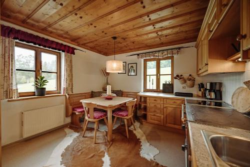 a kitchen with a table and chairs in a room at Chalet Hinterweiding Gut in Wiederriesen