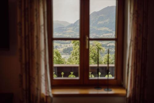a window with a view of a mountain at Chalet Hinterweiding Gut in Wiederriesen