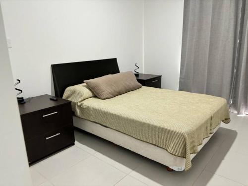 ein Schlafzimmer mit einem Bett mit einem Nachttisch und einem Bett sidx sidx sidx sidx sidx in der Unterkunft Departamento Ejecutivo cerca de BJX in Santa Gertrudis