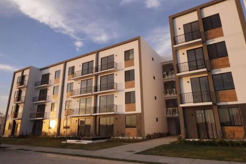 ein großes Apartmenthaus mit vielen Fenstern in der Unterkunft Departamento Ejecutivo cerca de BJX in Santa Gertrudis