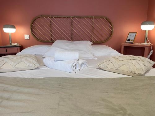 une chambre avec un lit avec des serviettes dessus dans l'établissement My Cosy Green, Appartement Stylé et proche des commodités, à Nevers