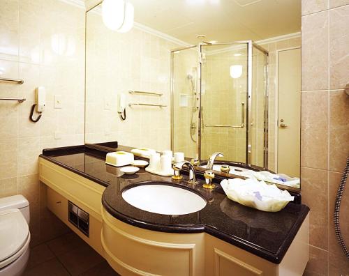 今治市にある今治国際ホテルのバスルーム(シンク、シャワー、トイレ付)