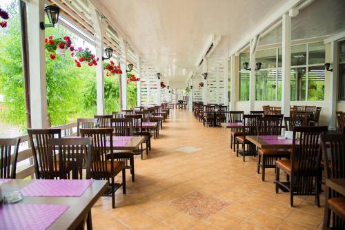 a dining room with tables and chairs and windows at Hotel Del Mar Venus in Venus