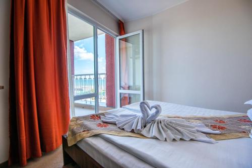a bedroom with a bed with a view of a balcony at Hotel Del Mar Venus in Venus