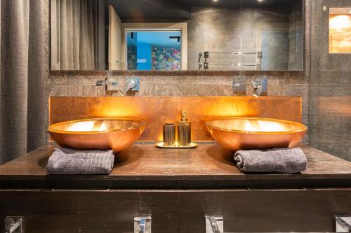 ウィーンにあるPremium Suites Vienna - Sterngasseの浴室のカウンターにある2つの木製のシンク