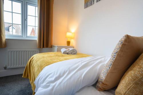a bedroom with a bed with a stuffed animal on it at Stunning 3 bed House - Nr Kings Mill Hospital - 2 Parking Spaces, Wifi & Garden in Sutton in Ashfield