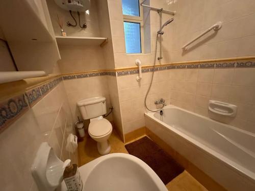 Et badeværelse på Bizzilla - Family Friendly Maisonette