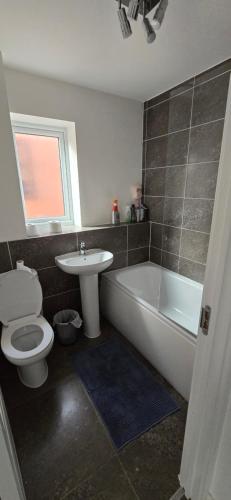 ストックポートにあるEn-suite House, Minimum 3 nights bookingsのトイレ、浴槽、洗面台を備えたバスルーム