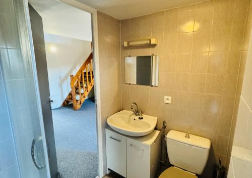 une salle de bain avec toilettes et lavabo dans l'établissement Maison de ville avec jardin, à Migné-Auxances