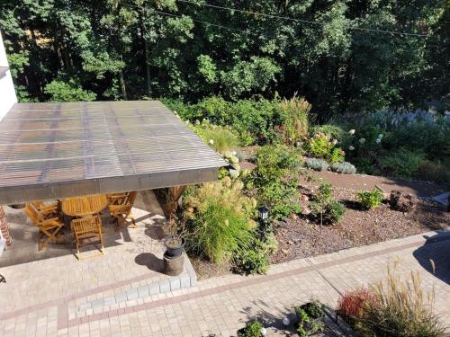 a garden with a table and chairs and plants at Atrium Jerzmanowice in Jerzmanowice