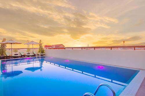 Bazén v ubytování Cheathata CTS Hotel Siem Reap nebo v jeho okolí