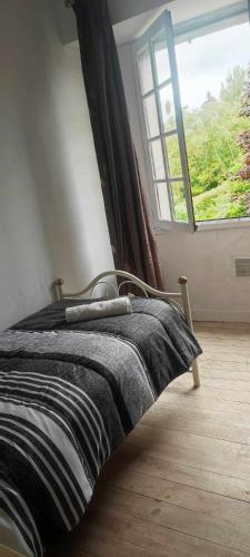un lit dans une chambre avec une fenêtre dans l'établissement Hope House, à Chavagnes-les-Redoux