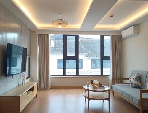TV a/nebo společenská místnost v ubytování 朱家角榆宿酒店 La Joie Resort