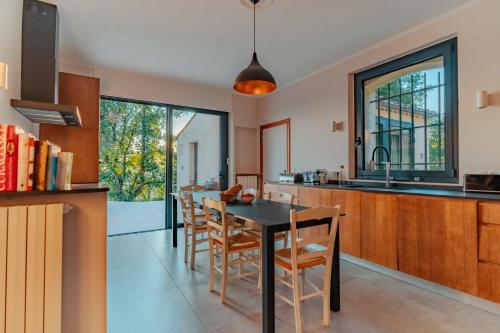 Η κουζίνα ή μικρή κουζίνα στο Le mas du roulier, villa provençale chic, 320m2 au calme avec vue 180 sur puy de Dôme