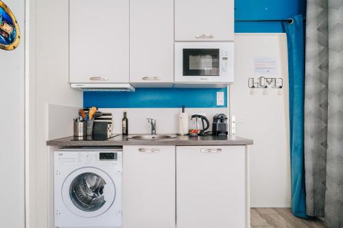 - une buanderie avec un lave-linge et un sèche-linge dans l'établissement Capitaine Malouin Saint-Malo intramuros - Port à 30M et plage à 200M, à Saint-Malo