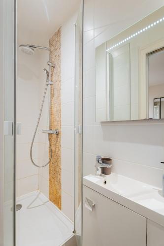 une salle de bain avec douche et lavabo dans l'établissement Capitaine Malouin Saint-Malo intramuros - Port à 30M et plage à 200M, à Saint-Malo