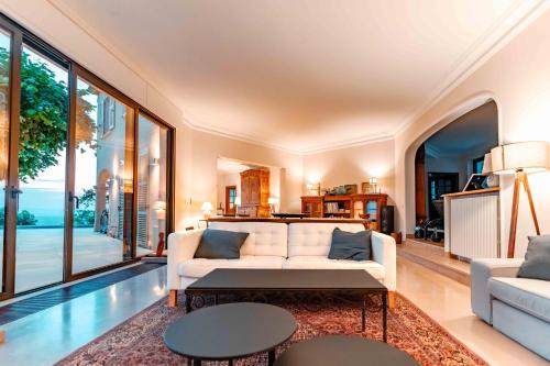 Χώρος καθιστικού στο Le mas du roulier, villa provençale chic, 320m2 au calme avec vue 180 sur puy de Dôme