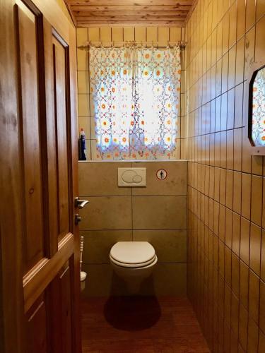a small bathroom with a toilet and a window at Landhaus mit Familienglück und Ofenwärme in Sankt Johann im Pongau