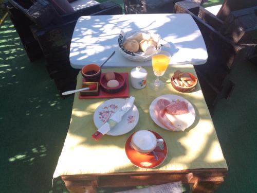 un tavolo da picnic con prodotti per la colazione e bevande di Podere Kiri Dome Experience a Decimomannu