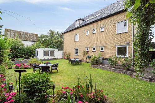 a garden of a house with a table and chairs at Ama Hyg Atelier Copenhagen-Apt-CLOSE TO CITY COPENHAGEN -NEAR AIRPORT-METRO-BEACH in Copenhagen