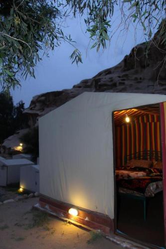 Al ḨayyにあるLittle Petra Bedouin Campのギャラリーの写真