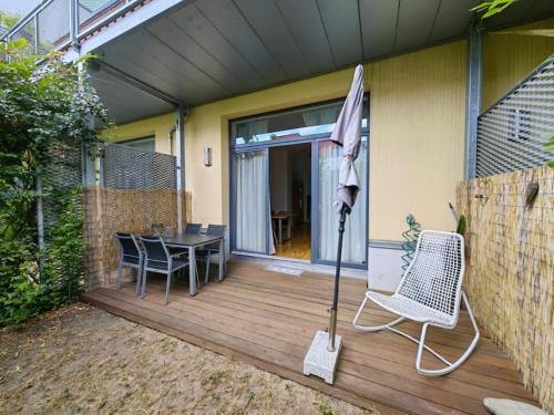 a patio with an umbrella and a table and chairs at Luxus I Wohnküche I Garten I Terrasse I Parkplatz in Fürth