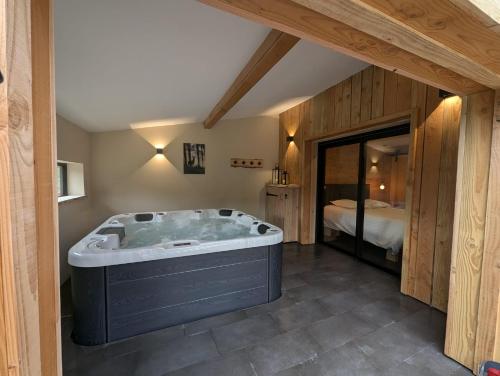 Photo de la galerie de l'établissement Gîte En Plain'Nature- Jacuzzi privatif-4 personnes, à Bionville