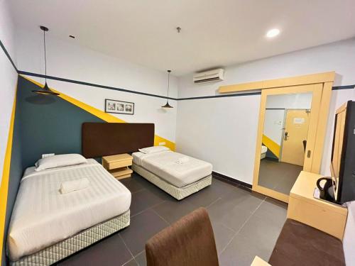 Postel nebo postele na pokoji v ubytování Sky Hotel Selayang