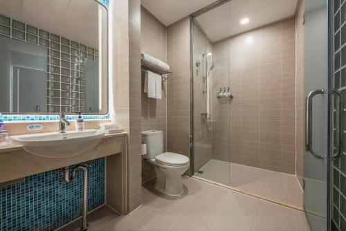 a bathroom with a toilet and a sink and a shower at Holiday Inn Express Shangdi Beijing by IHG l Next to The Old Summer Palace & Qinghe Railway Station & Subway l Taxi 15 Minutes to Summer Palace & Peking University & Tsinghua University l 20 Minutes to Badaling Great Wall by Railway in Beijing
