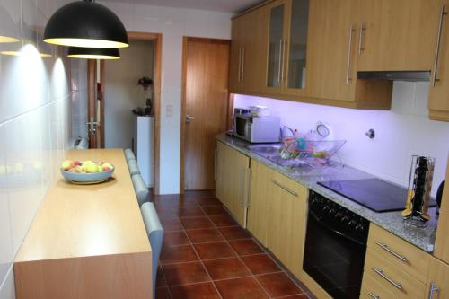 a kitchen with a bowl of fruit on a counter at Apartamento Familia Azevedo in Esposende