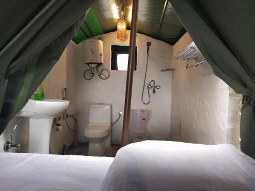 Ένα μπάνιο στο Morni Hills Retreat & Heaven