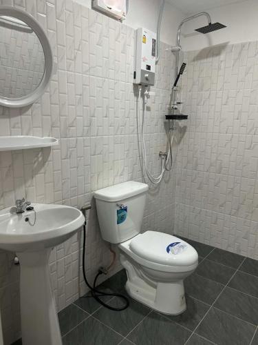 a bathroom with a shower and a toilet and a sink at Banana farm and Cabins in Thong Nai Pan Noi