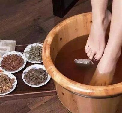 a woman standing in a wooden bowl of water at 関温泉 吉野屋温泉旅館 in Myoko