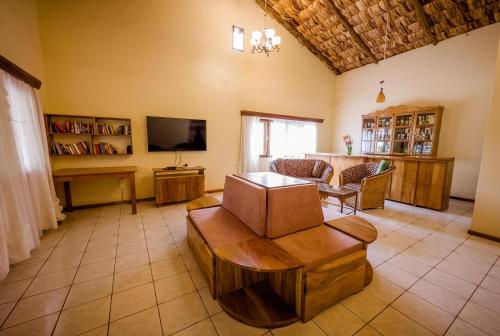 TV a/nebo společenská místnost v ubytování Meru View Lodge