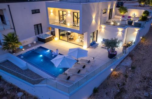 New! Luxury Boutique Villa Fay, heated Pool, Jacuzzi, Seaview near Split and Omis