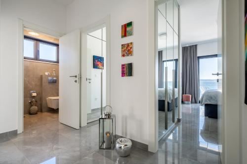 Koupelna v ubytování New! Luxury Boutique Villa Fay, heated Pool, Jacuzzi, Seaview near Split and Omis