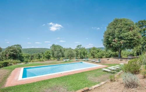 an image of a swimming pool in a yard at Castello del Calcione in Lucignano
