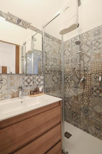 a bathroom with a shower and a white sink at Re Di Rhome Guest House in Rome