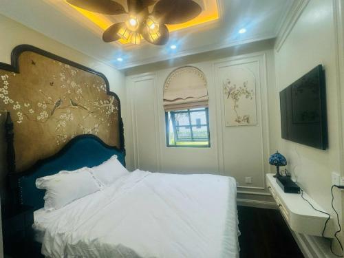 a bedroom with a bed and a ceiling fan at Dragon Villa 3 Bedroom - Sonasea Vân Đồn Harbor City in Thâm Câu