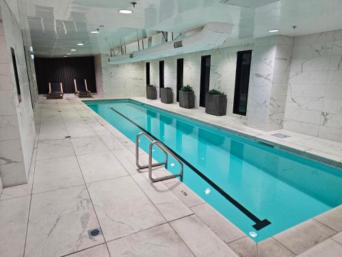a large swimming pool in a building at Urban Retreat - Central Auckland Stay in Auckland