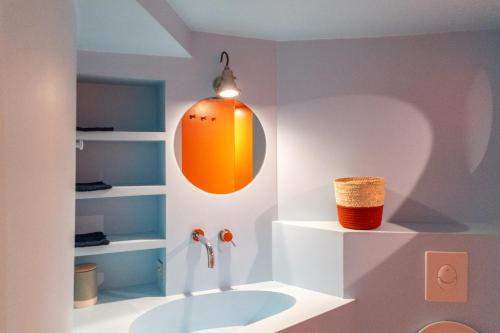 une salle de bain avec une baignoire et un lavabo dans l'établissement JULIEN - Gare St Charles - Cours Julien, à Marseille