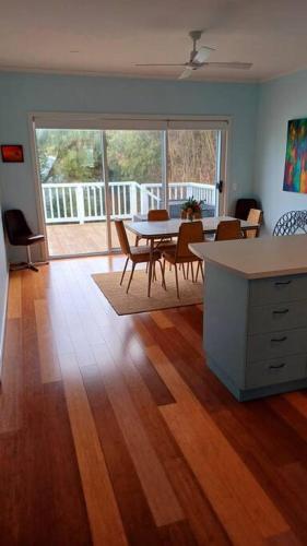Χώρος καθιστικού στο Ocean Blue - Linen, WiFi and Pet Friendly